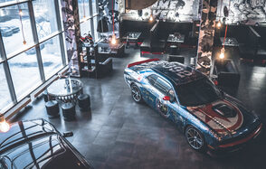 Лофт с авторскими принтами и окнами в пол