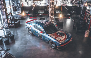 Лофт с авторскими принтами и окнами в пол