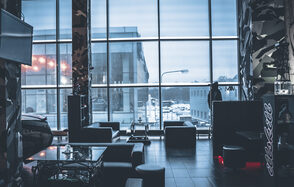 Лофт с авторскими принтами и окнами в пол