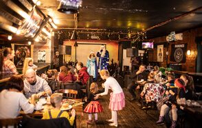 Бар со сценой в стиле рок