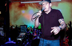 Бар со сценой в стиле рок