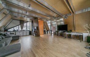 Зал с треугольным окном для творческих встреч