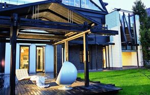 Зал с треугольным окном для творческих встреч