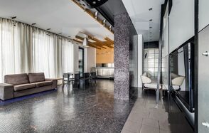 Зал с треугольным окном для творческих встреч