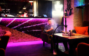 Лофт в белом кирпиче с вип-комнатой