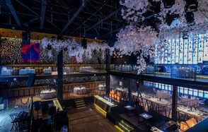 Двухэтажный ресторан с террасой под закрытие