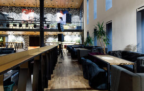 Двухэтажный ресторан с террасой под закрытие