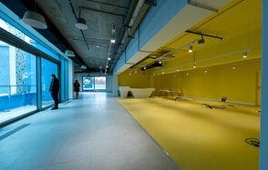 Техноград Просторное помещение с летней террасой и балконами