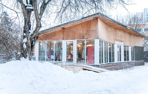 Уютный домик в парке