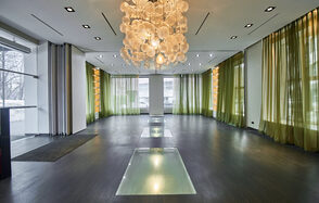 Бизнес Молодость Двухэтажный особняк с панорамными окнами