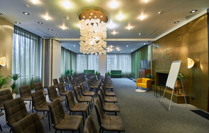 Бизнес Молодость Двухэтажный особняк с панорамными окнами