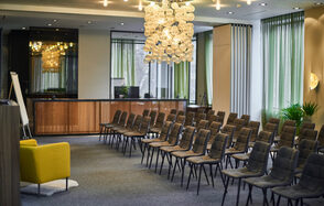 Бизнес Молодость Двухэтажный особняк с панорамными окнами