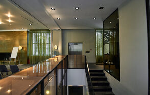 Бизнес Молодость Двухэтажный особняк с панорамными окнами