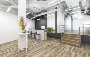 Стильный лофт в светлых тонах