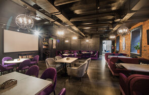 Лофт-бар с неоновой барной стойкой