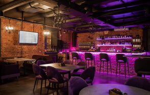 Лофт-бар с неоновой барной стойкой