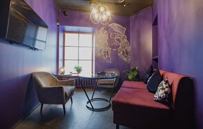 Лофт-бар с неоновой барной стойкой