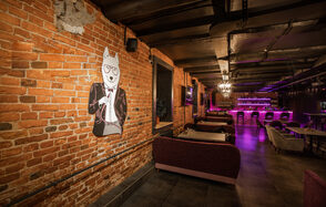 Лофт-бар с неоновой барной стойкой