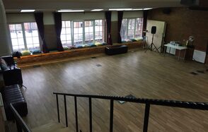 Просторный лофт с большими окнами