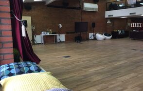 Просторный лофт с большими окнами