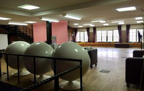 Просторный лофт с большими окнами