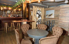 Пространство со сценой и барной стойкой