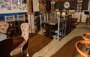 Пространство со сценой и барной стойкой