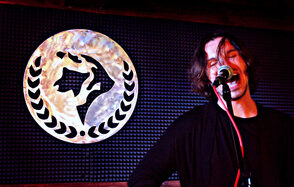 Пространство со сценой и барной стойкой