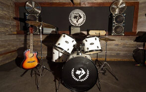 Пространство со сценой и барной стойкой