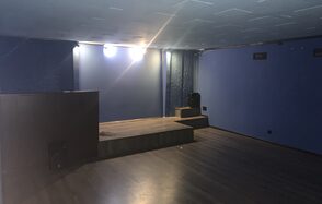 Лофт с небольшой сценой