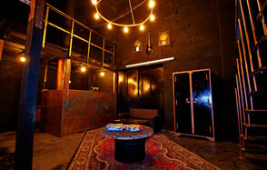 Questmakers Двухуровневый зал в стиле loft