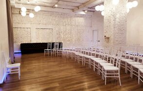 Кафе Море Внутри. Яркий камерный лофт в белом кирпиче