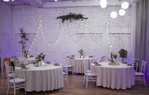 Кафе Море Внутри. Яркий камерный лофт в белом кирпиче