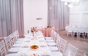 Кафе Море Внутри. Яркий камерный лофт в белом кирпиче