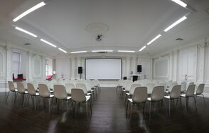 Зал с лепниной в историческом здании