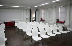 Зал с лепниной в историческом здании