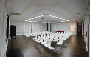 Зал с лепниной в историческом здании