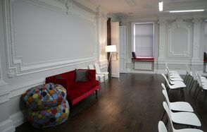 Зал с лепниной в историческом здании