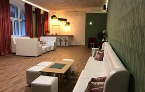 Лофт с арочными окнами