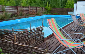 Загородная зона отдыха с бассейном