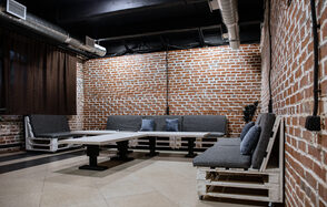 Бизнес-центр Новослободский Лофт декорированный кирпичом