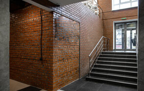 Бизнес-центр Новослободский Лофт декорированный кирпичом