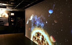 Мультимедийный лофт с большим экраном