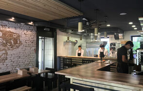 Бар для вечеринок с открытой кухней