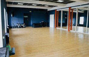 Summertime Swing Зал с большими зеркалами