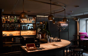 Концептуальный бар под закрытие