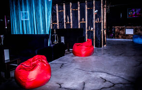 Лофт с диванами и баром