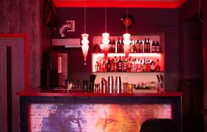 Лофт для вечеринок с барной стойкой