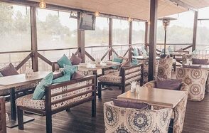 Ресторан под закрытие с террасой у реки