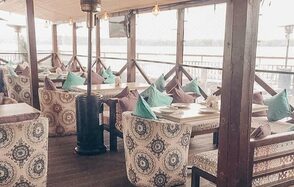 Ресторан под закрытие с террасой у реки